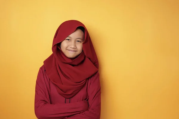 Asiático musulmán adolescente chica usando hiyab sonriendo en cámara —  Fotos de Stock