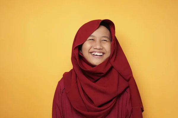 Asiático musulmán adolescente chica usando hiyab sonriendo en cámara —  Fotos de Stock