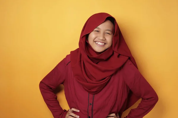 Asiático musulmán adolescente chica usando hiyab sonriendo en cámara —  Fotos de Stock