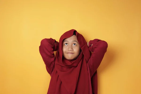 Gadis Muslim Remaja Asia Mencari dan Berpikir — Stok Foto