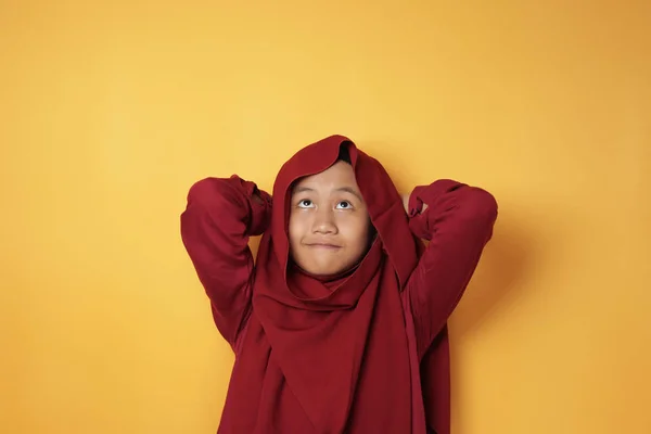 Asiatico adolescente musulmano ragazza guardando su e pensare — Foto Stock