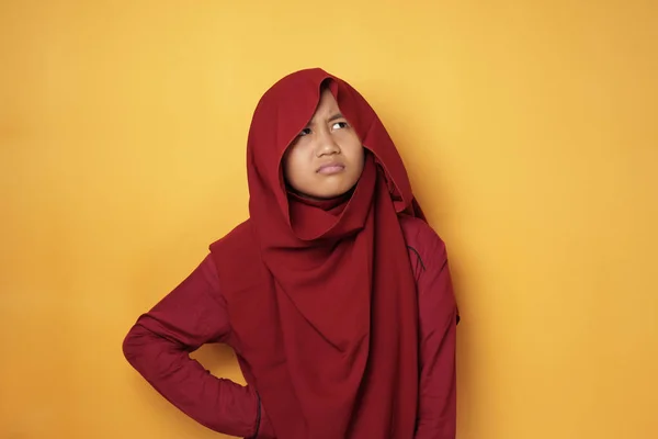 Ασιάτισσα έφηβη μουσουλμάνα κοπέλα κοιτάζει πάνω και σκέφτεται — Φωτογραφία Αρχείου