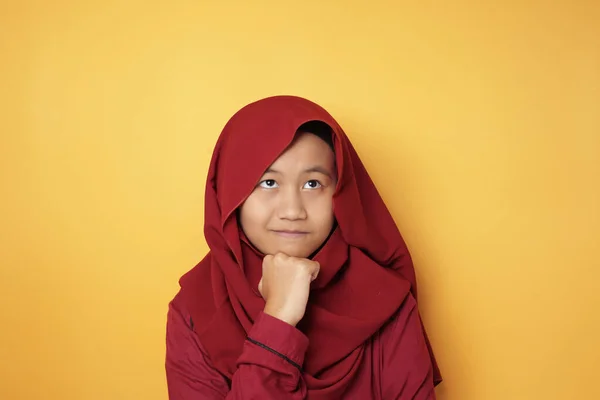 Ásia teen muçulmano menina olhando para cima e pensando — Fotografia de Stock