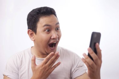 Mutlu adam akıllı telefon arayan şok