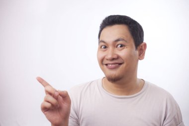 Gösterilen ve bir şey onun tarafında işaret eden genç adam