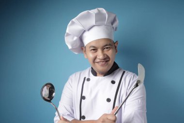 Kung fu Şefi, Asyalı Erkek Şef Ladle ve Spatula 'yı tutmaya hazır.