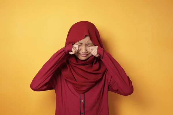 Asiático musulmán adolescente chica llorando —  Fotos de Stock