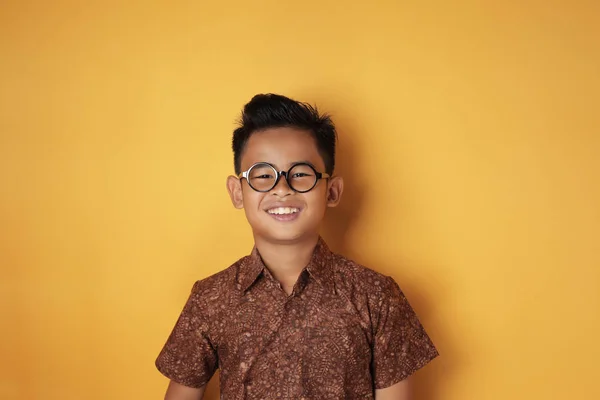 Smart Asian Boy Menatap kamera dan tersenyum — Stok Foto