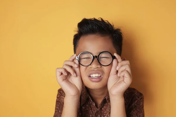 Asiatischer Junge passt Brille an, Konzept für Sehprobleme — Stockfoto