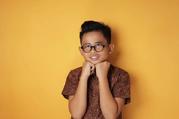 Asiático chico buscando hasta y pensamiento — Foto de Stock