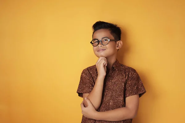 Asiático chico buscando hasta y pensamiento — Foto de Stock