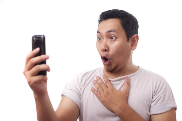 Homem feliz chocado olhando para o telefone inteligente — Fotografia de Stock