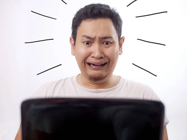 Homem com medo ao olhar para o laptop — Fotografia de Stock
