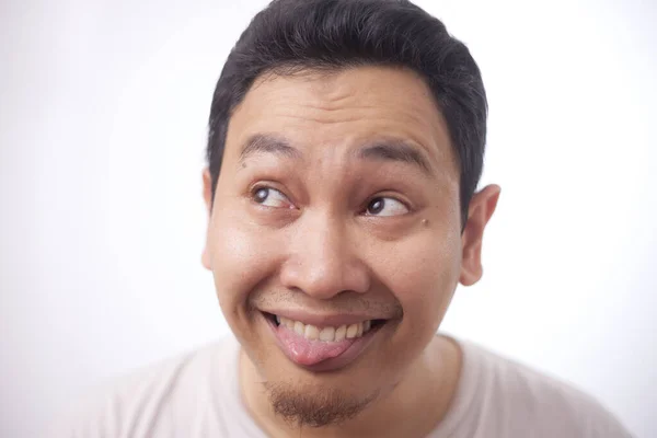 Rolig asiatisk man med dumma stygga ansikte — Stockfoto