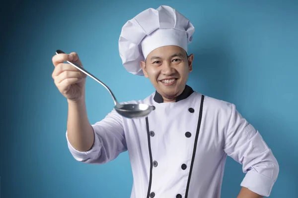 Asiatique mâle chef faire de la soupe, Chef tenant louche outil de cuisine — Photo