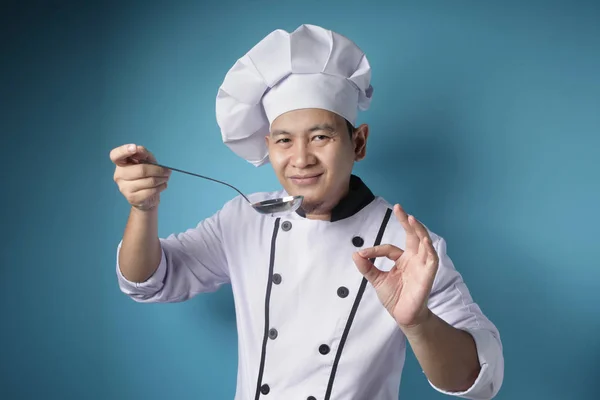 Aziatische man chef-kok maken soep, chef-kok Holding keuken tool Ladle — Stockfoto