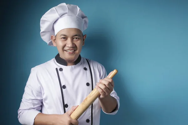 Aziatisch man chef-kok, bakker Holding keuken gereedschap rollende pin — Stockfoto