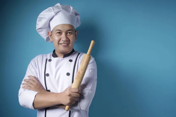 Aziatisch man chef-kok, bakker Holding keuken gereedschap rollende pin — Stockfoto