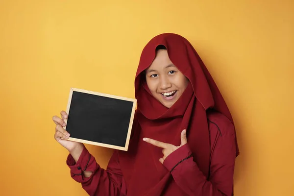 Inteligentny Azji muzułmański nastolatek dziewczyna uśmiecha się do kamery i pokazuje Em — Zdjęcie stockowe