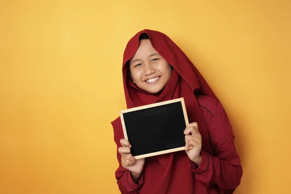 Slimme aziatische moslim tiener meisje glimlachen op camera en tonen em — Stockfoto