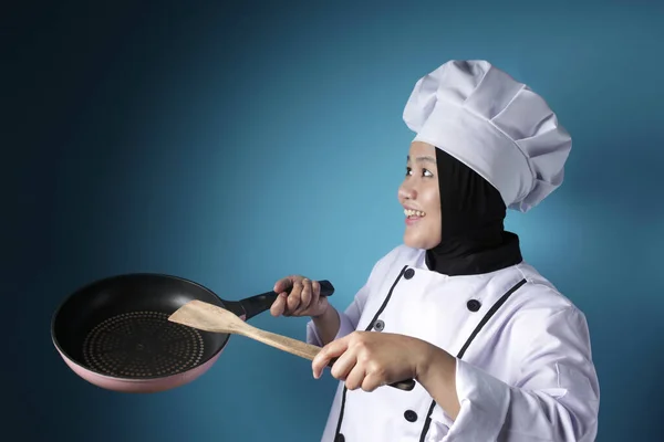 Aziatische vrouw chef-kok klaar om te koken, chef-kok Holding keuken gereedschap Spatu — Stockfoto