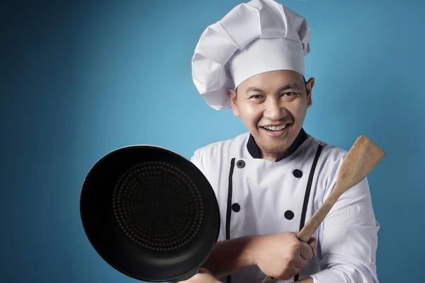 Aziatische Malen Chef-kok klaar om te koken, Chef-kok Holding keukengereedschap Spatu — Stockfoto
