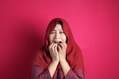 Tırnak yiyen Müslüman kadın.