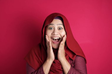 Şirin Müslüman Bayan gösterir açık ağız ile sürpriz yüz şok