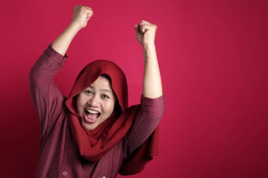 Müslüman Kadın Zaferi Kutluyor