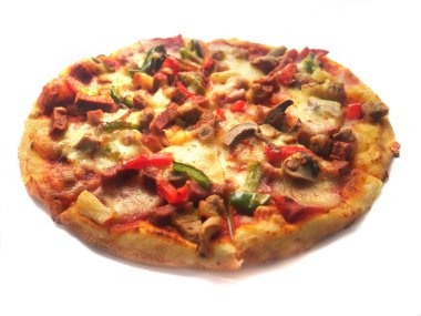 Etli, jambonlu, mantarlı ve sebzeli pizza.