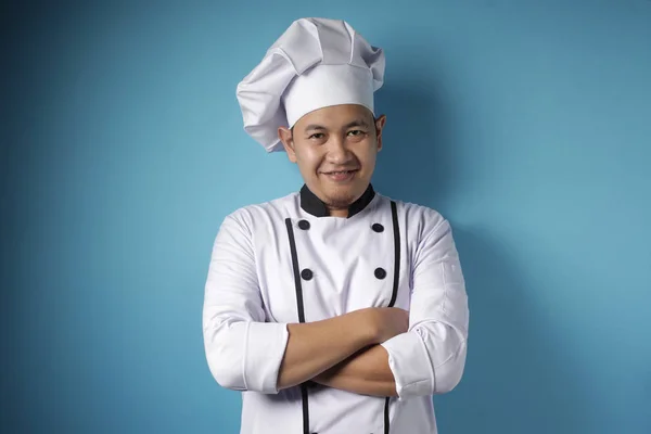 Heureux fier asiatique chef sourire à caméra avec croisé bras — Photo