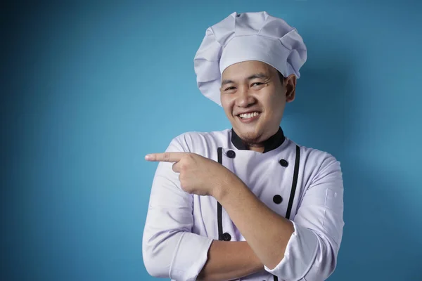 Gelukkig glimlachen aziatische chef-kok wijzen presenteren iets op zijn Space intelligenties — Stockfoto