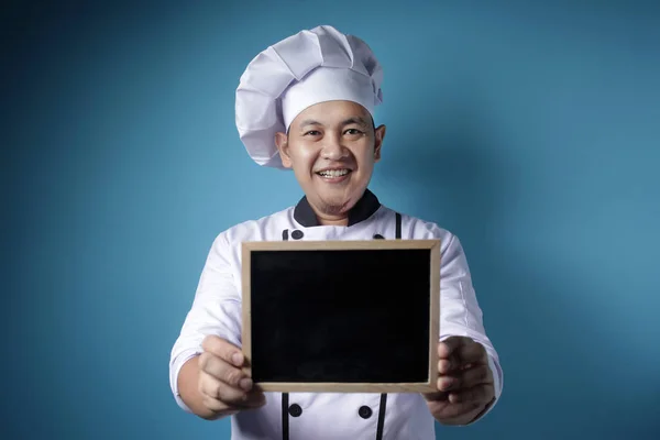 Aziatisch man chef-kok toont leeg schoolbord, presenteren blanco schrijven — Stockfoto