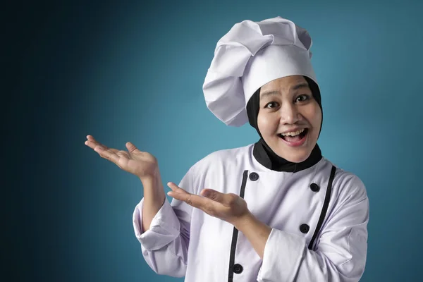 Asiatique femme chef pointant quelque chose sur son côté, présentant Som — Photo