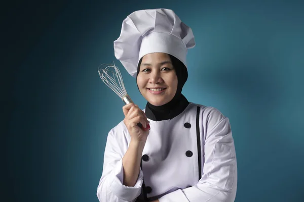 Asiatique femme chef, Baker Holding cuisine outils — Photo