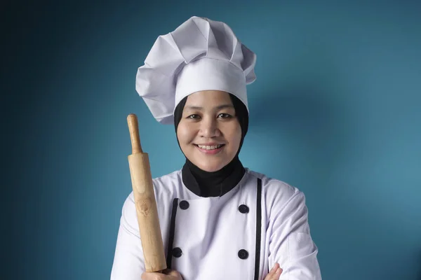 Aziatische vrouw chef-kok, bakker Holding keuken tools — Stockfoto