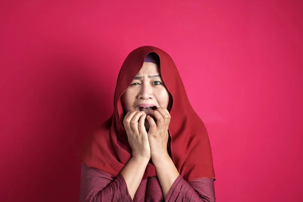 Medo muçulmano mulher mordendo unhas — Fotografia de Stock