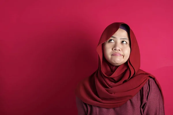 Muslimská obchodní žena přemýšlí o něčem, s jasnou myšlenkou — Stock fotografie