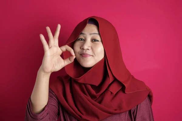 Muszlim nő mutatja rendben jel gesztus — Stock Fotó