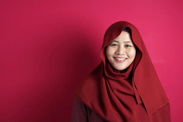 Šťastný přátelský muslim žena s úsměvem na kameru — Stock fotografie