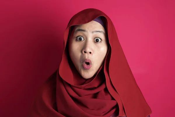Симпатичная мусульманка показывает удивленное лицо с открытым ртом — стоковое фото