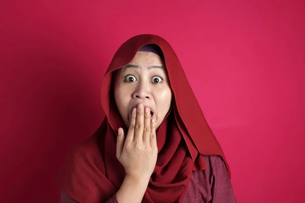 Muçulmana senhora chocado e fechando sua boca — Fotografia de Stock