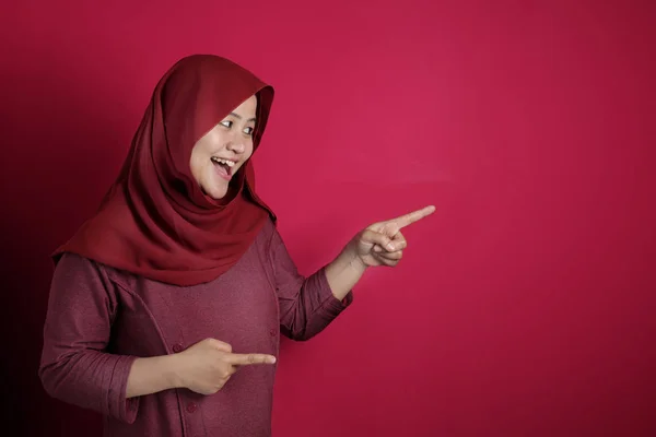 Μουσουλμανική κυρία παρουσιάζοντας κάτι στο πλευρό της με το χώρο αντιγραφής — Φωτογραφία Αρχείου