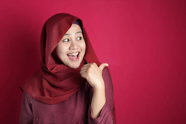 Muslim Lady Presenting Something on Her Side with Copy Space — Stock Photo, Image