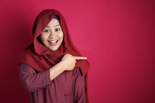 Muslim Lady mempersembahkan sesuatu di sisinya dengan Copy Space — Stok Foto