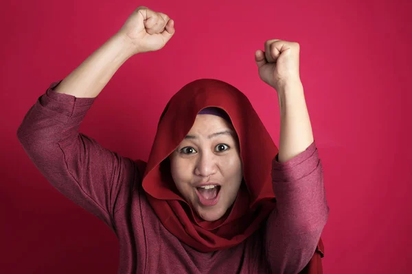 Müslüman Kadın Zaferi Kutluyor — Stok fotoğraf