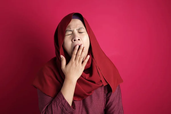 Κουρασμένος υπνηλία κυρία μουσουλμανική χασμουρητό — Φωτογραφία Αρχείου