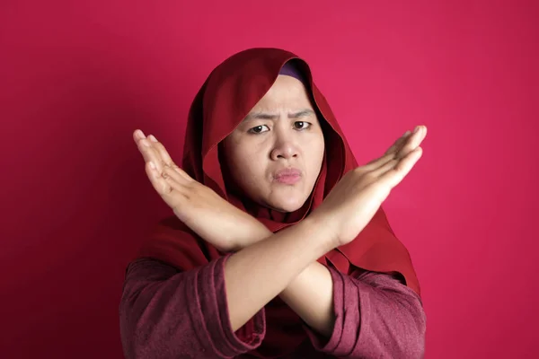 怒っているイスラム教徒の女性は、ストップサインクロス腕ジェスチャーを示しています — ストック写真