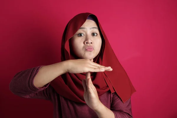 Μουσουλμανική γυναίκα δημιουργία χρόνου χειρονομία — Φωτογραφία Αρχείου