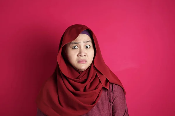 Mujer musulmana asiática conmocionada, preocupada por ver algo malo —  Fotos de Stock